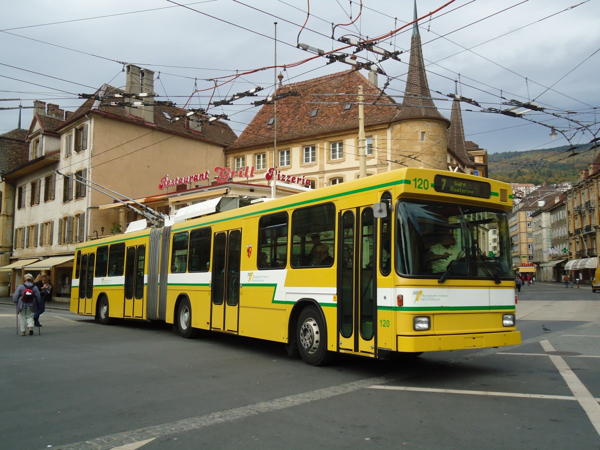 (130'209) - TN Neuch�tel - Nr. 120 - NAW/Hess Gelenktrolleybus am 4. Oktober 2010 in Neuch�tel, Place Pury