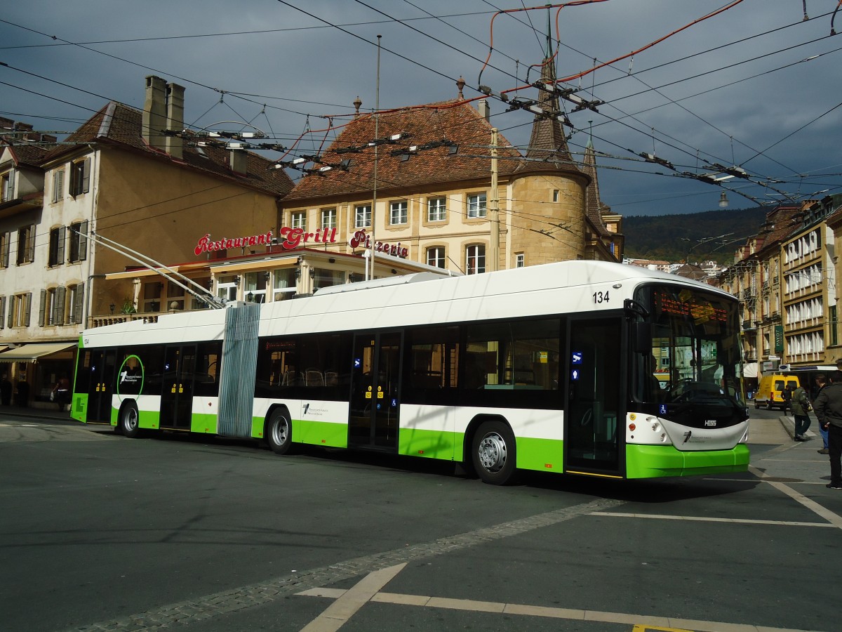 (130'210) - TN Neuch�tel - Nr. 134 - Hess/Hess Gelenktrolleybus am 4. Oktober 2010 in Neuch�tel, Place Pury