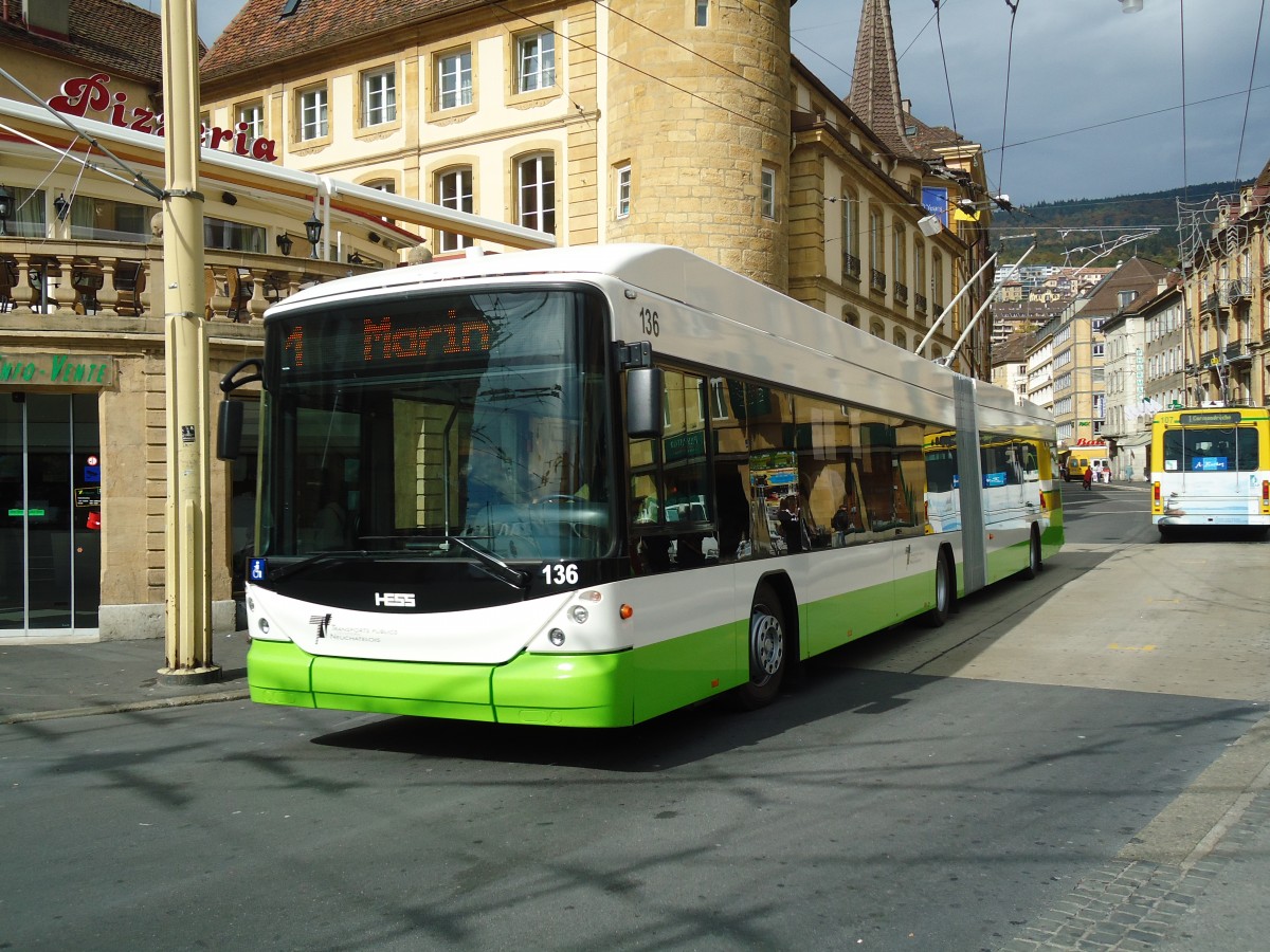 (130'215) - TN Neuch�tel - Nr. 136 - Hess/Hess Gelenktrolleybus am 4. Oktober 2010 in Neuch�tel, Place Pury