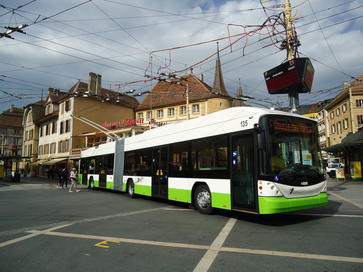 (130'217) - TN Neuch�tel - Nr. 135 - Hess/Hess Gelenktrolleybus am 4. Oktober 2010 in Neuch�tel, Place Pury