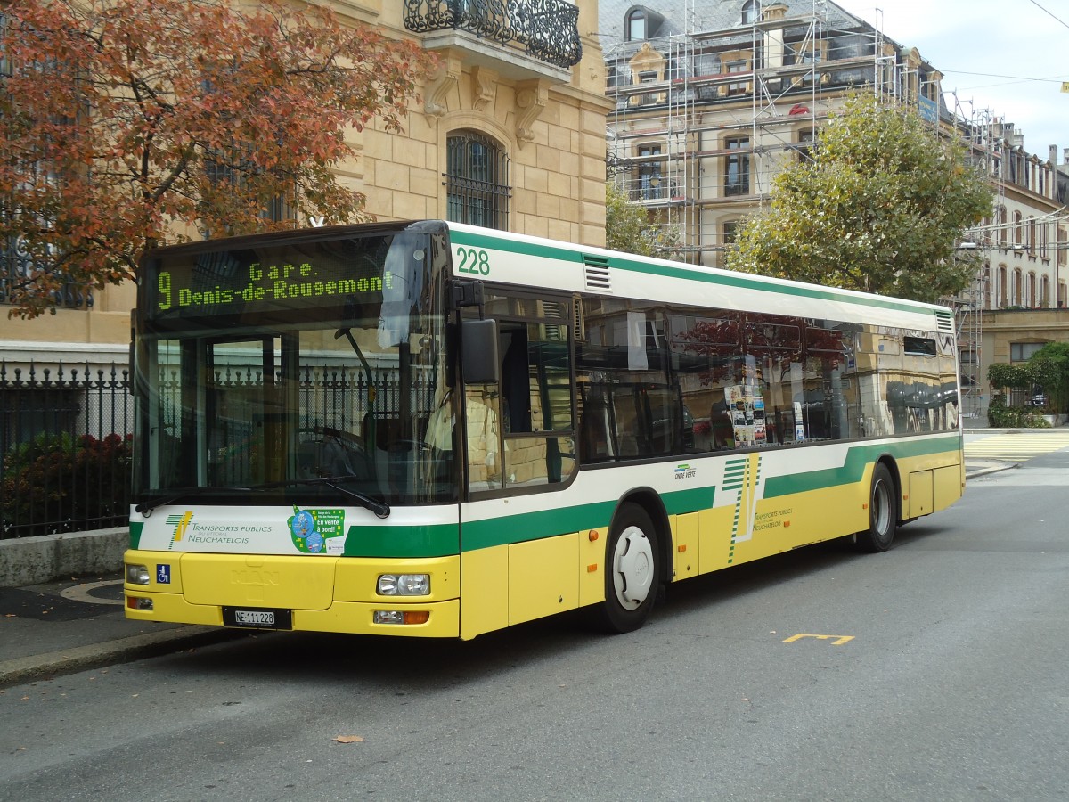 (130'219) - TN Neuch�tel - Nr. 228/NE 111'228 - MAN am 4. Oktober 2010 in Neuch�tel, Place Pury