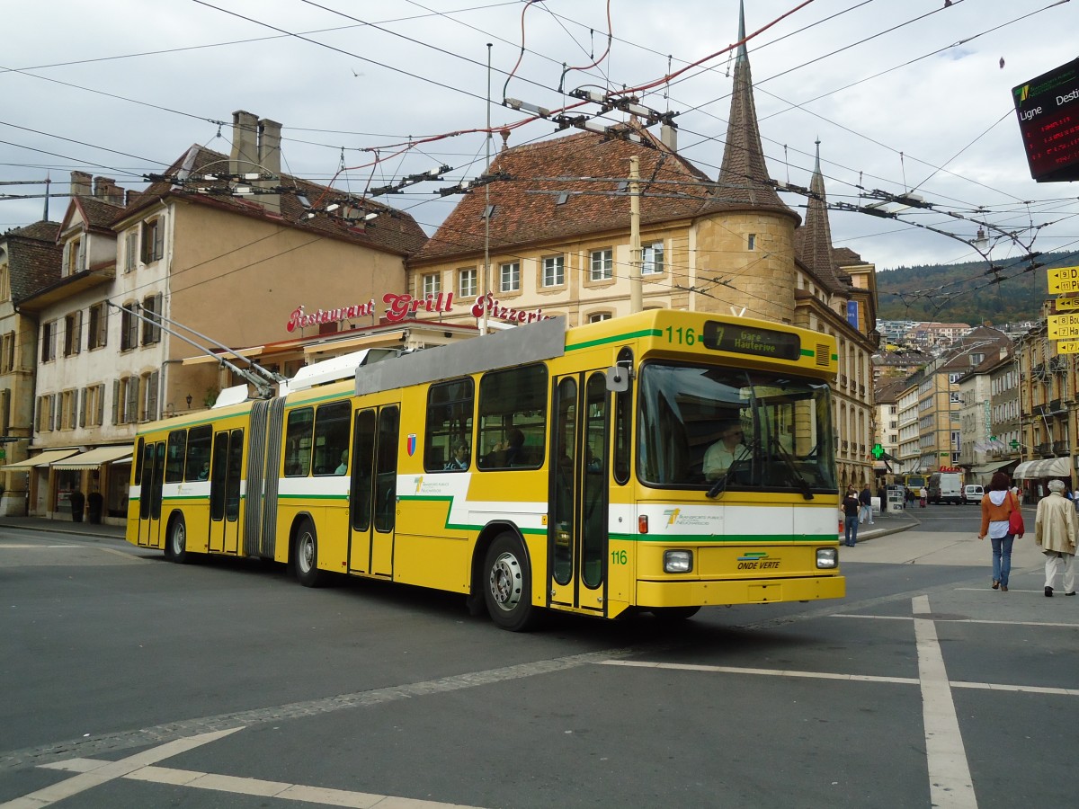 (130'221) - TN Neuch�tel - Nr. 116 - NAW/Hess Gelenktrolleybus am 4. Oktober 2010 in Neuch�tel, Place Pury