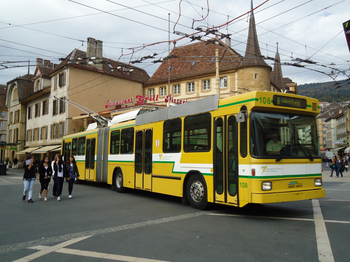 (130'222) - TN Neuch�tel - Nr. 108 - NAW/Hess Gelenktrolleybus am 4. Oktober 2010 in Neuch^tel, Place Pury