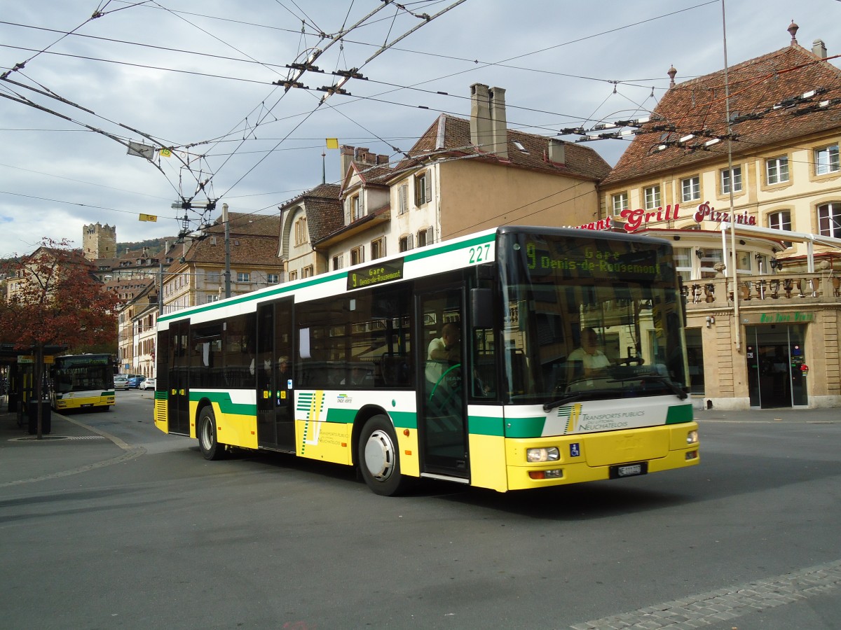 (130'223) - TN Neuch�tel - Nr. 227/NE 111'227 - MAN am 4. Oktober 2010 in Neuch�tel, Place Pury