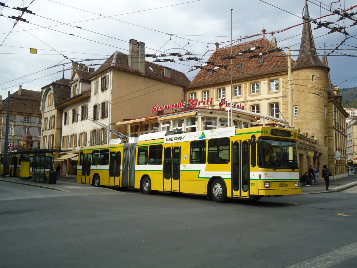 (130'232) - TN Neuch�tel - Nr. 110 - NAW/Hess Gelenktrolleybus am 4. Oktober 2010 in Neuch�tel, Place Pury