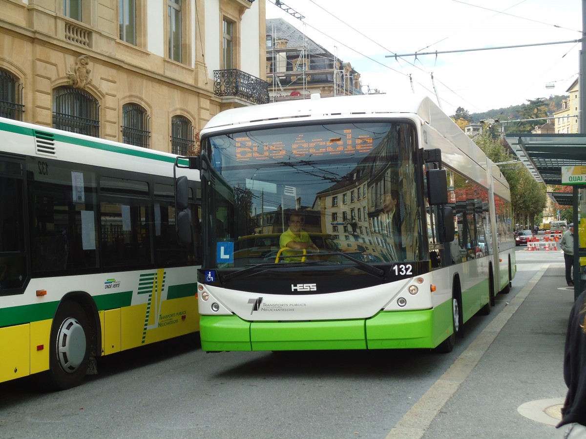 (130'233) - TN Neuch�tel - Nr. 132 - Hess/Hess Gelenktrolleybus am 4. Oktober 2010 in Neuch�tel, Place Pury