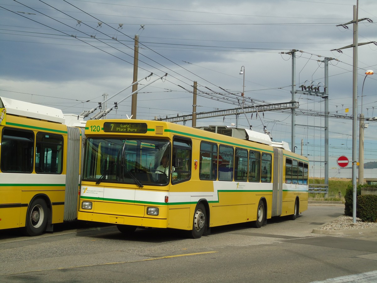 (130'234) - TN Neuch�tel - Nr. 120 - NAW/Hess Gelenktrolleybus am 4. Oktober 2010 beim Bahnhof Marin