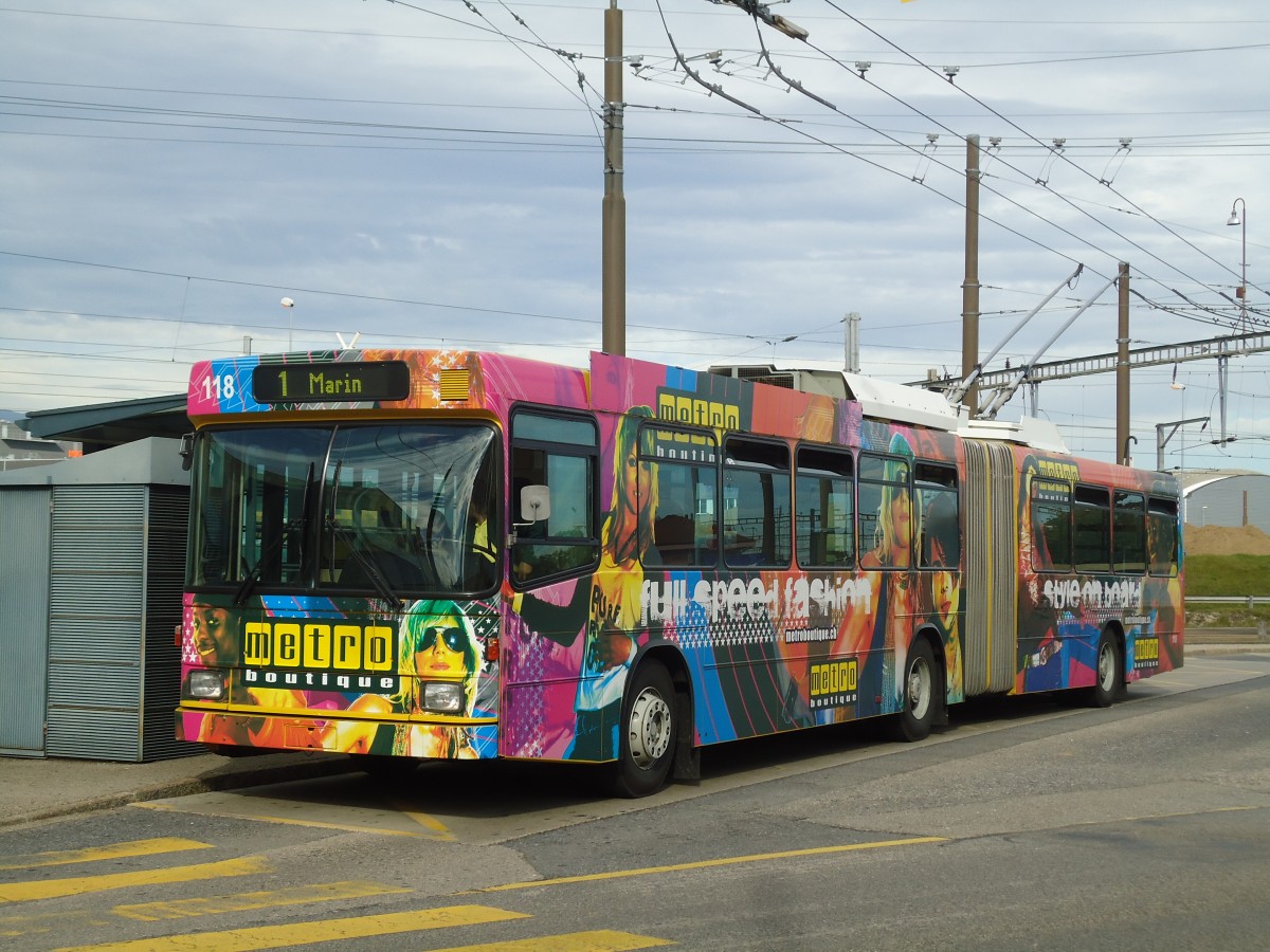 (130'245) - TN Neuch�tel - Nr. 118 - NAW/Hess Gelenktrolleybus am 4. Oktober 2010 beim Bahnhof Marin