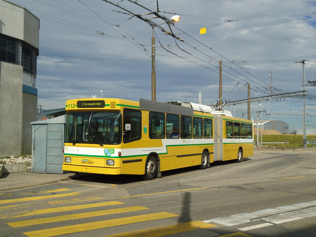 (130'249) - TN Neuch�tel - Nr. 112 - NAW/Hess Gelenktrolleybus am 4. Oktober 2010 beim Bahnhof Marin