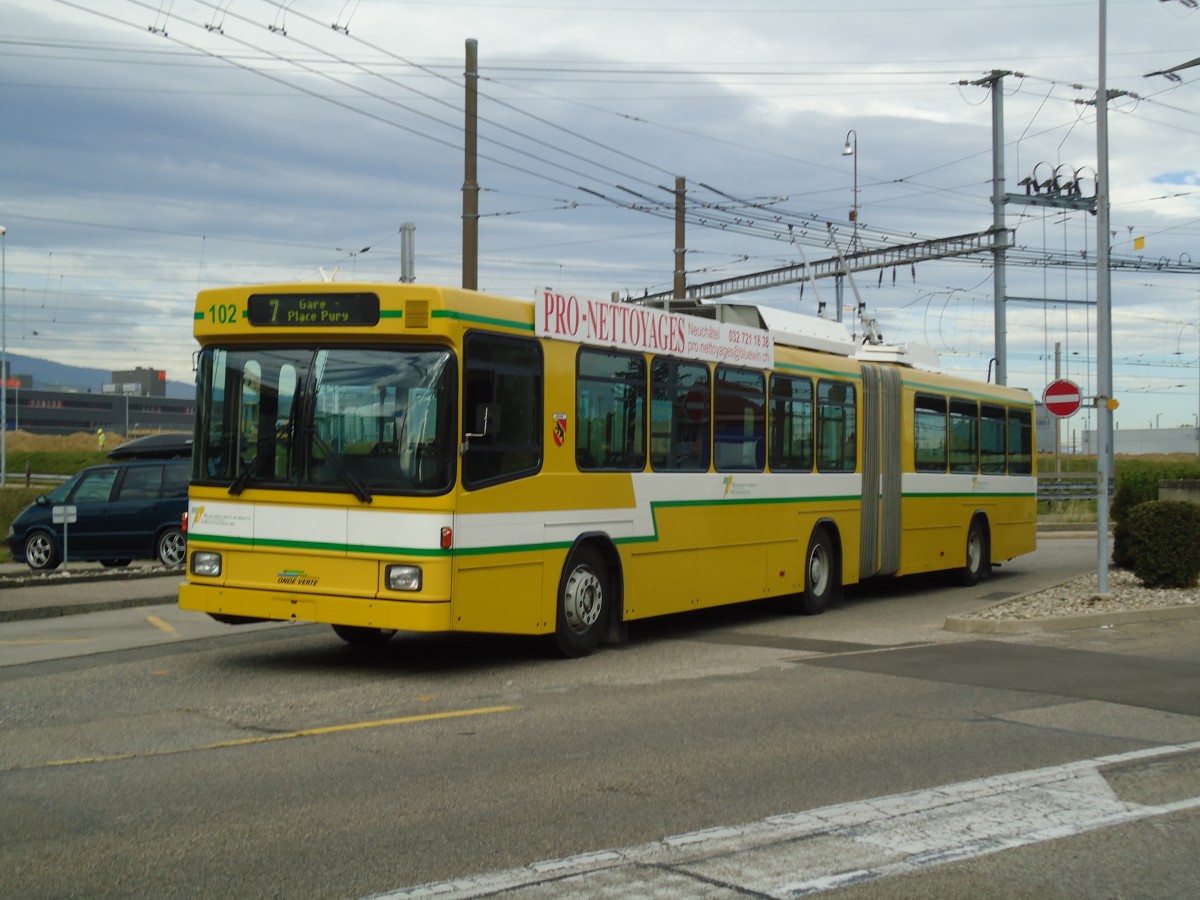 (130'253) - TN Neuch�tel - Nr. 102 - NAW/Hess Gelenktrolleybus am 4. Oktober 2010 beim Bahnhof Marin