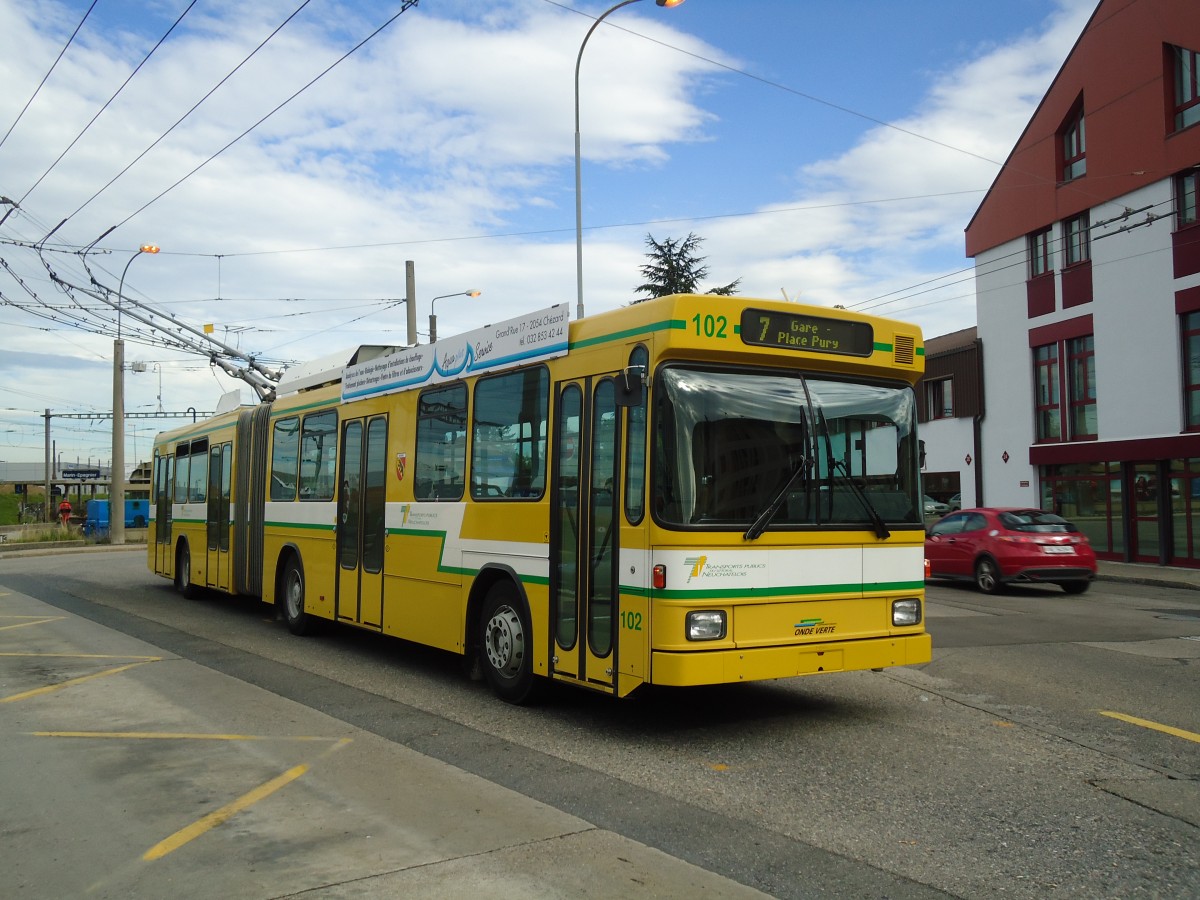 (130'254) - TN Neuch�tel - Nr. 102 - NAW/Hess Gelenktrolleybus am 4. Oktober 2010 beim Bahnhof Marin