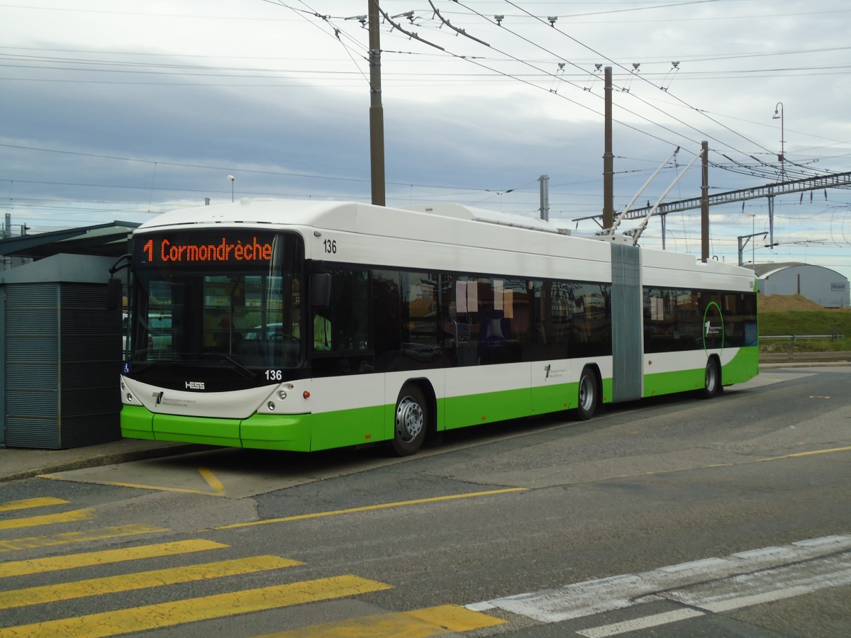 (130'255) - TN Neuch�tel - Nr. 136 - Hess/Hess Gelenktrolleybus am 4. Oktober 2010 beim Bahnhof Marin