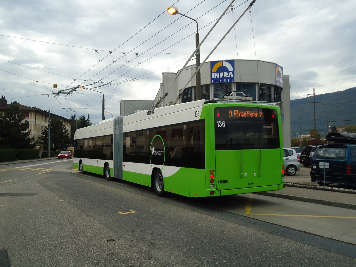 (130'256) - TN Neuch�tel - Nr. 136 - Hess/Hess Gelenktrolleybus am 4. Oktober 2010 beim Bahnhof Marin