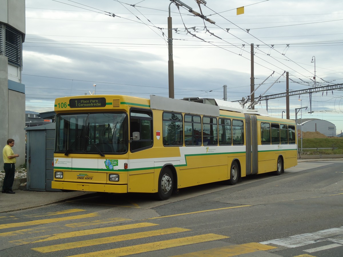 (130'257) - TN Neuch�tel - Nr. 106 - NAW/Hess Gelenktrolleybus am 4. Oktober 2010 beim Bahnhof Marin