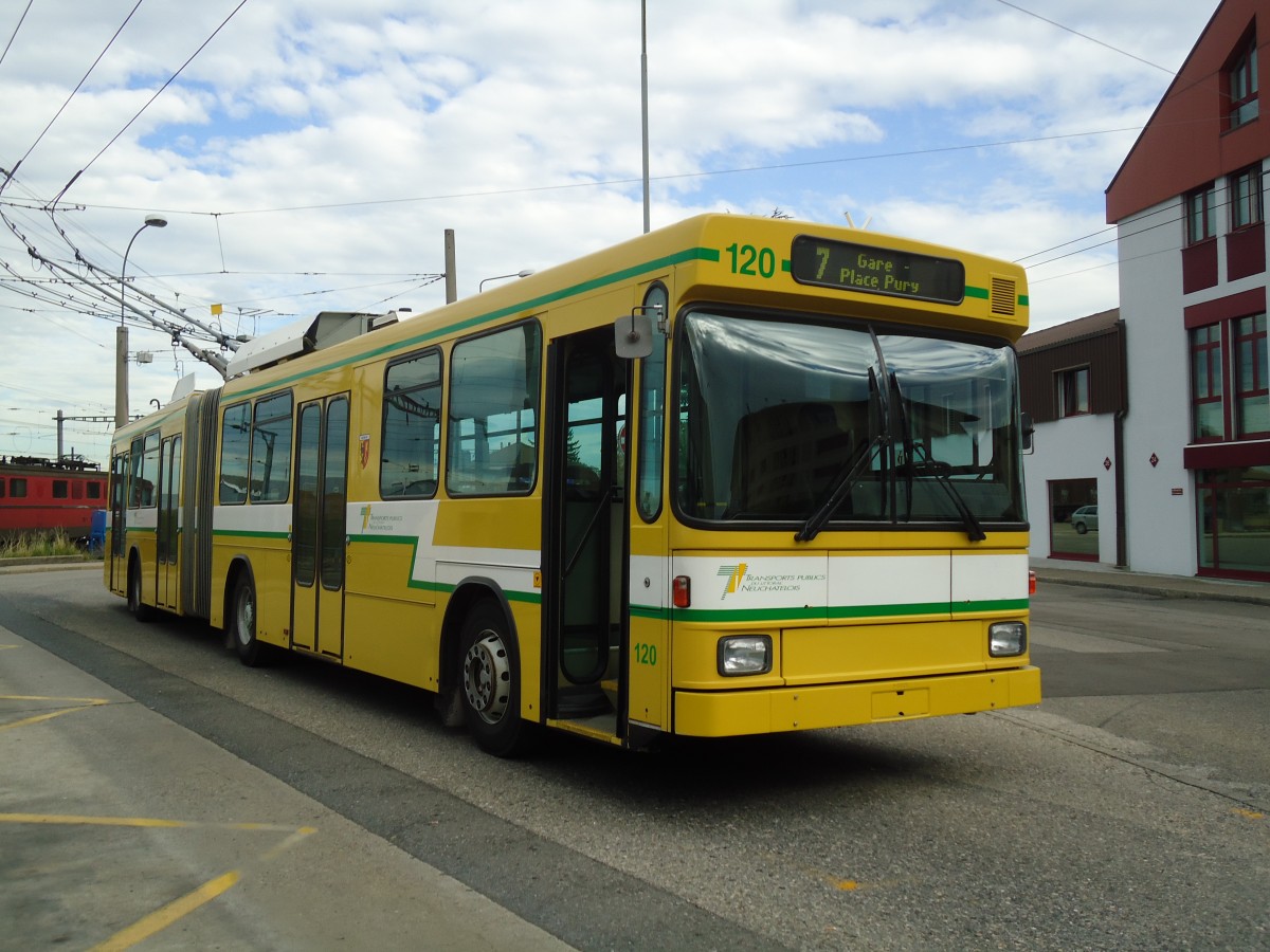 (130'258) - TN Neuch�tel - Nr. 120 - NAW/Hess Gelenktrolleybus am 4. Oktober 2010 beim Bahnhof Marin