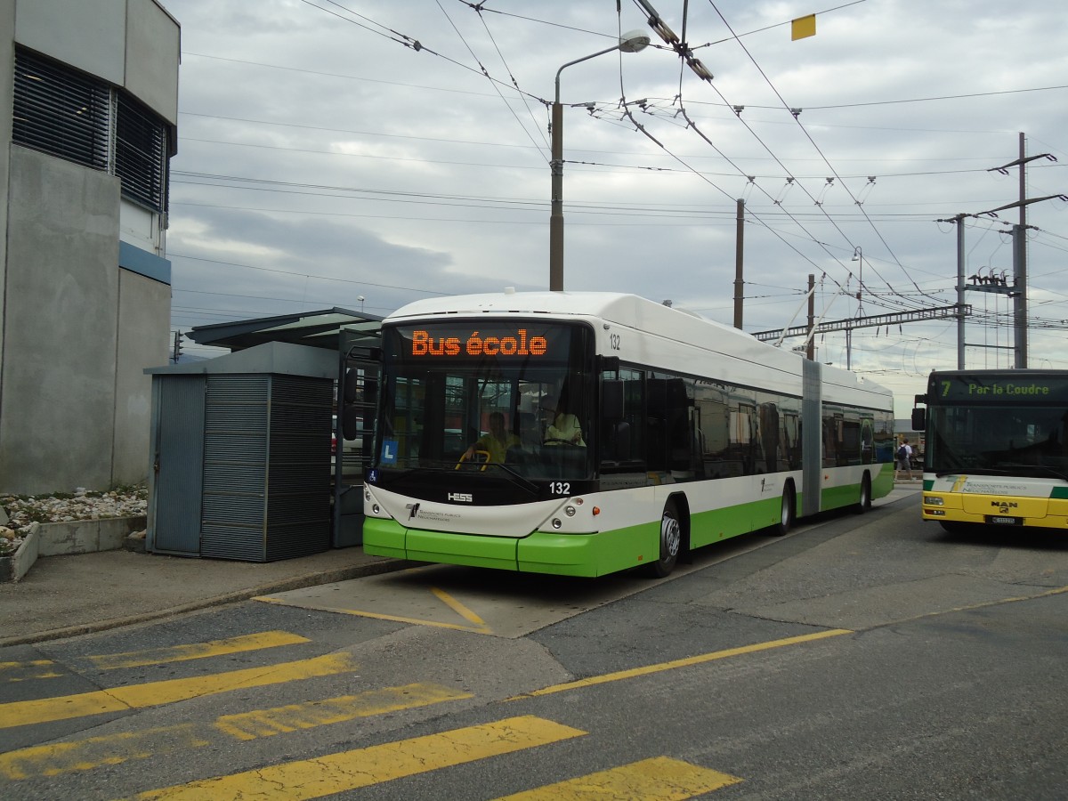 (130'262) - TN Neuch�tel - Nr. 132 - Hess/Hess Gelenktrolleybus am 4. Oktober 2010 beim Bahnhof Marin