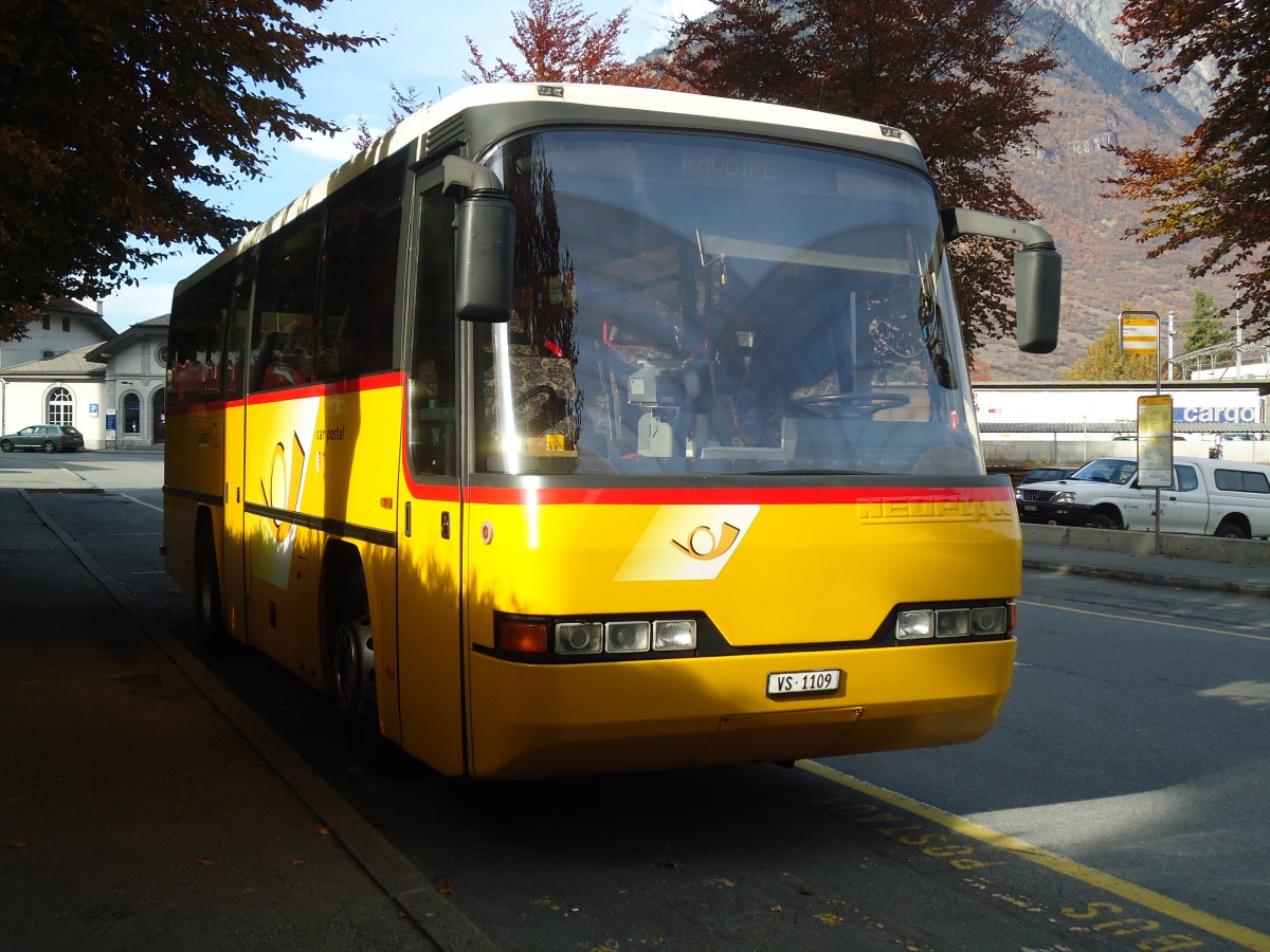 (130'879) - TMR Martigny - VS 1109 - Neoplan (ex Perrodin-M�tral, Le Ch�ble) am 1. November 2010 beim Bahnhof Martigny