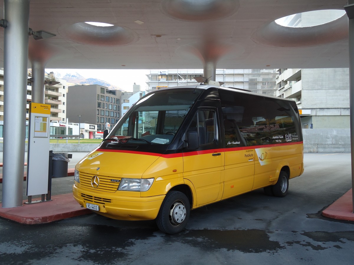 (130'882) - Autotour, Visp - VS 4411 - Mercedes (ex Lehner, B�rchen) am 1. November 2010 beim Bahnhof Visp
