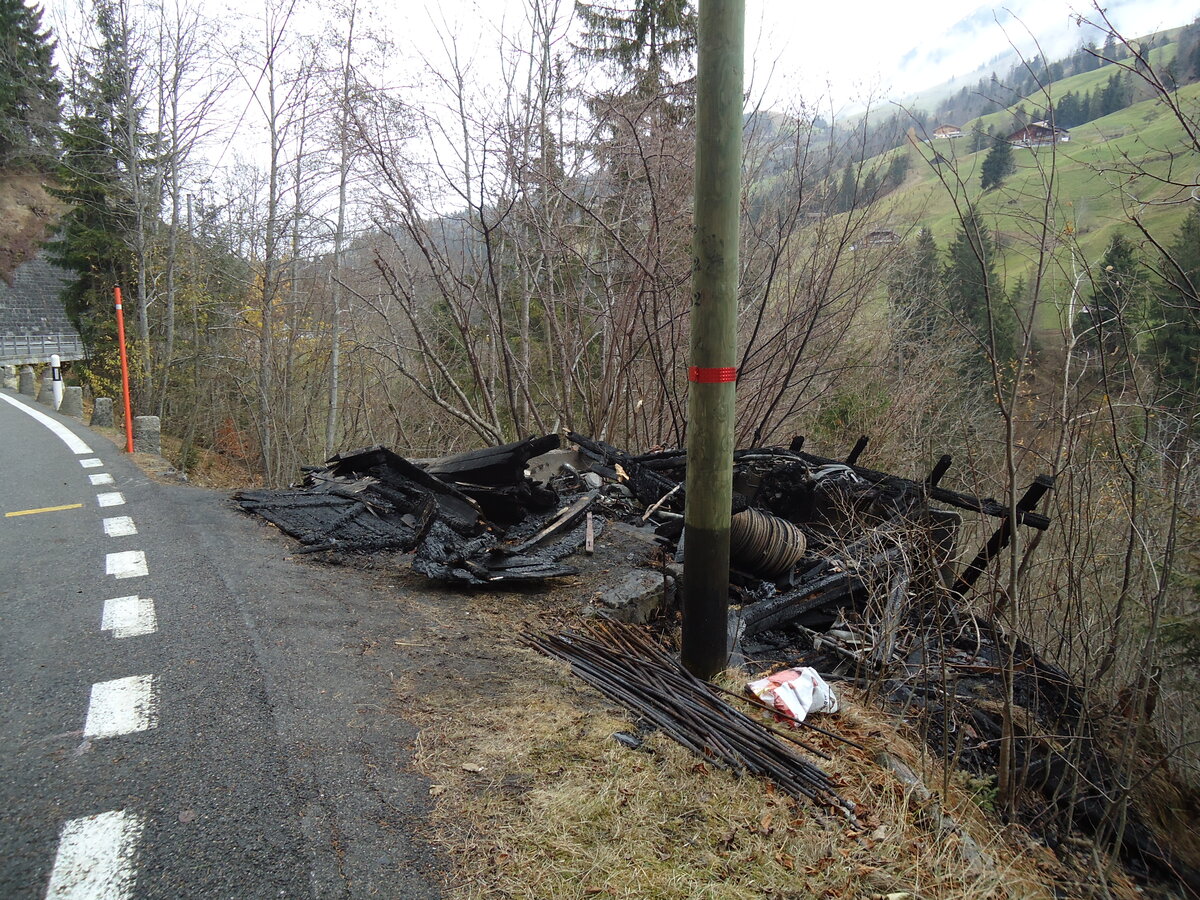 (130'980) - Die abgebrannte AFA-Haltestelle  B�nigenscherm  am 15. November 2010 in Achseten, B�nigen