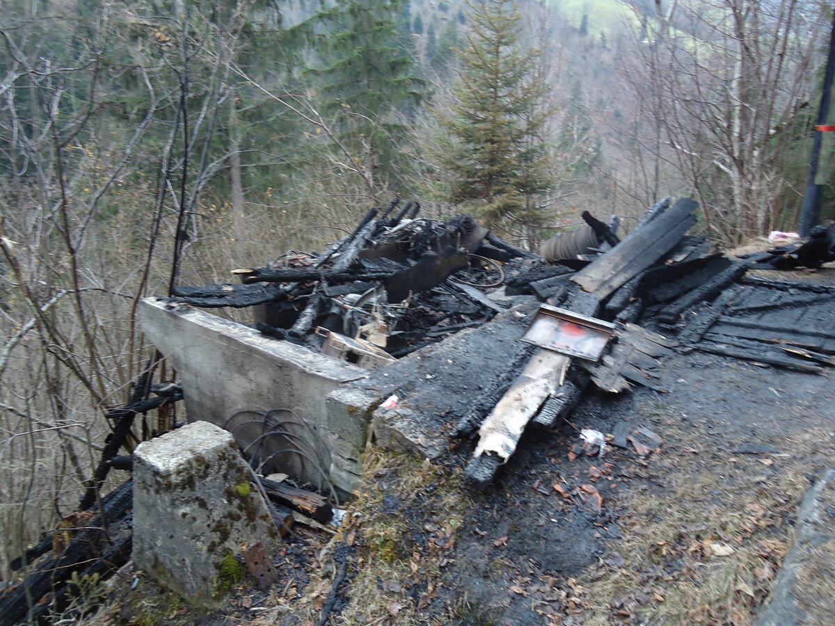 (130'982) - Die abgebrannte AFA-Haltestelle  B�nigenscherm  am 15. November 2010 in Achseten, B�nigen