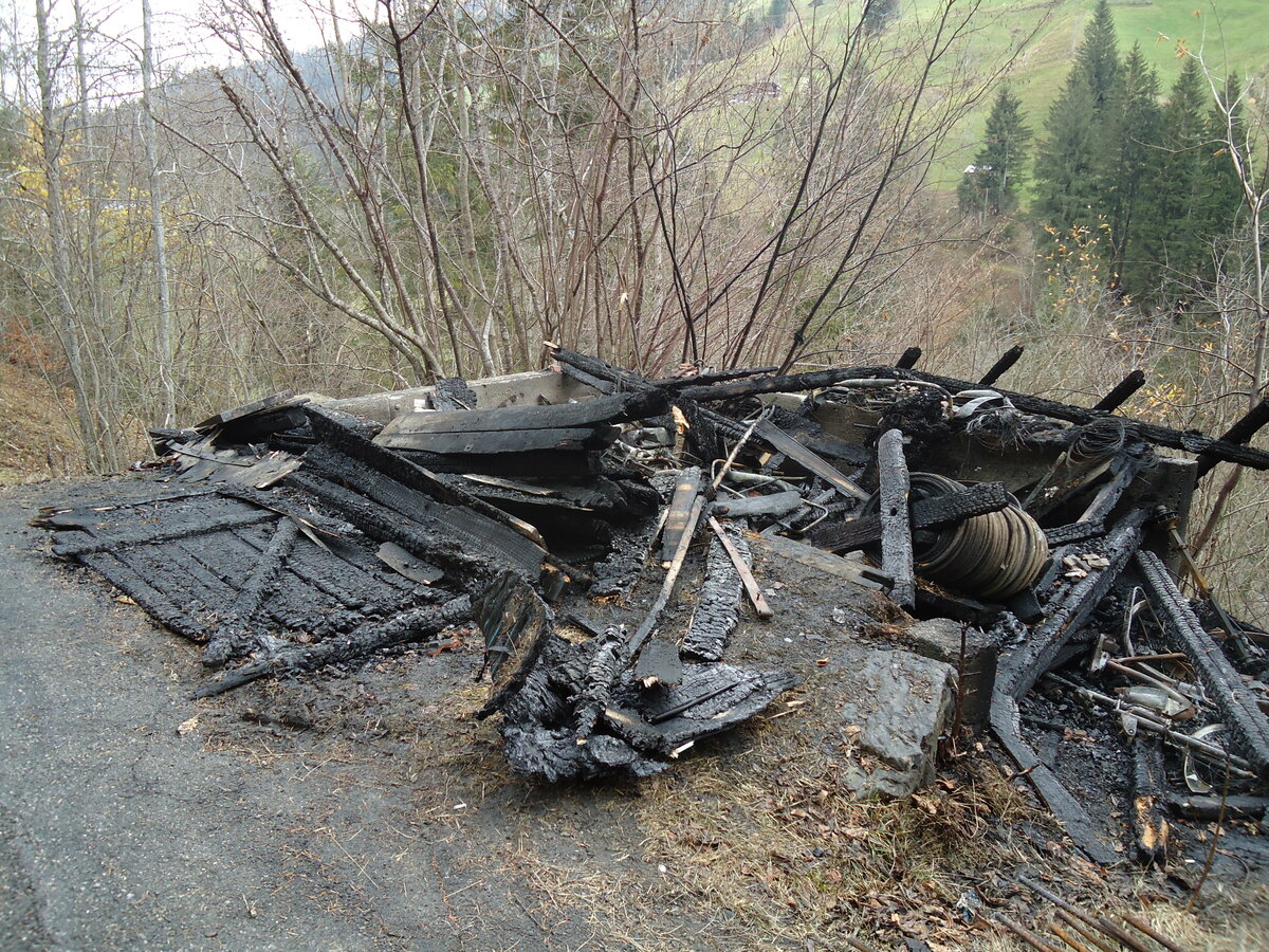 (130'984) - Die abgebrannte AFA-Haltestelle  B�nigenscherm  am 15. November 2010 in Achseten, B�nigen