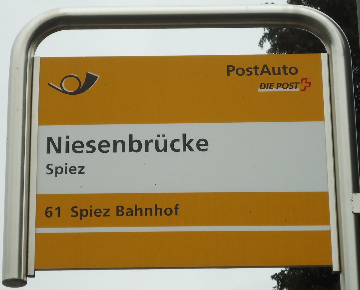 (131'007) - PostAuto-Haltestellenschild - Spiez, Niesenbr�cke - am 15. November 2010
