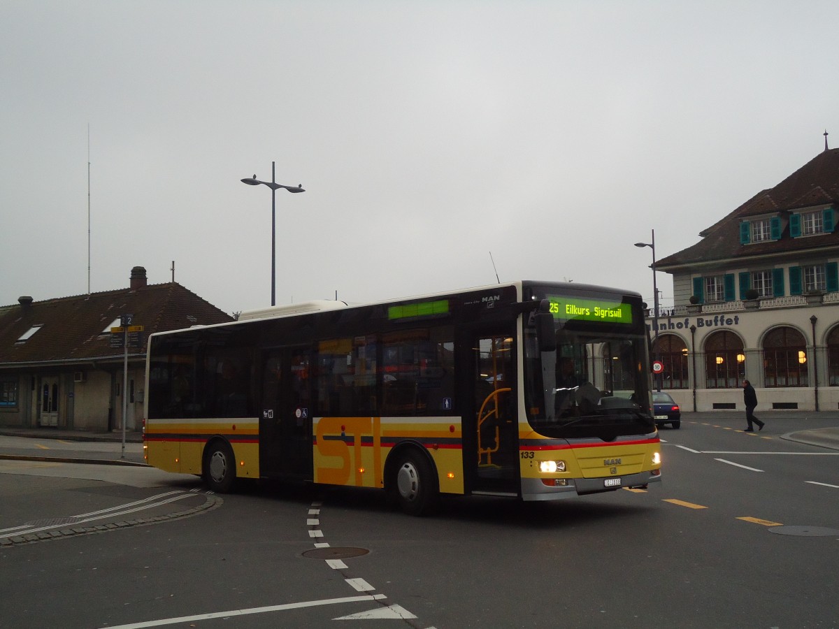 (131'067) - STI Thun - Nr. 133/BE 801'133 - MAN/G�ppel am 21. November 2010 beim Bahnhof Thun