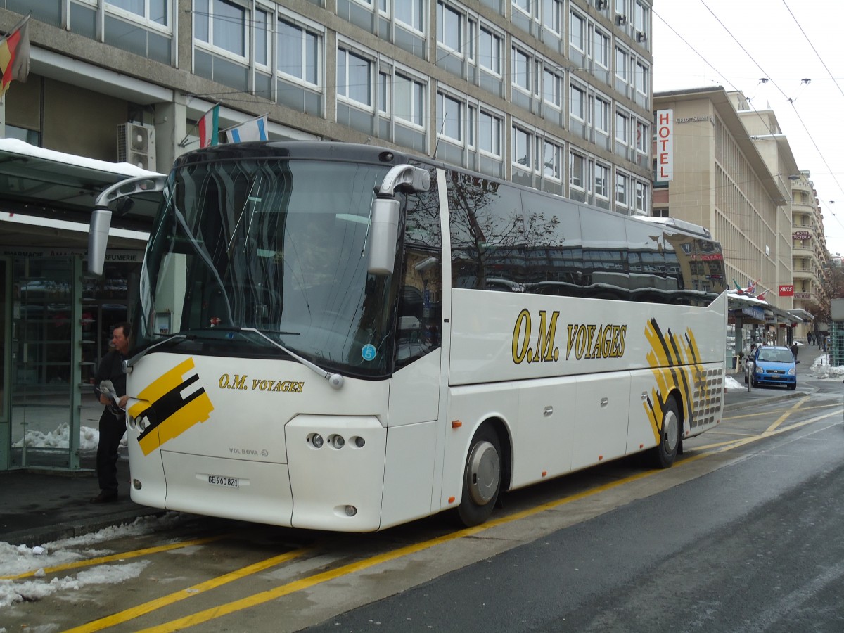 (131'209) - O.M. Voyages, Ch�teleaine - GE 960'821 - Bova am 5. Dezember 2010 beim Bahnhof Lausanne