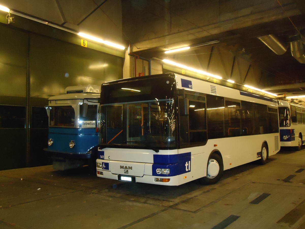 (131'290) - TL Lausanne - Nr. 141/VD 1001 - MAN/G�ppel (ex RBS Worblaufen Nr. 23) am 5. Dezember 2010 in Lausanne, D�p�t Borde