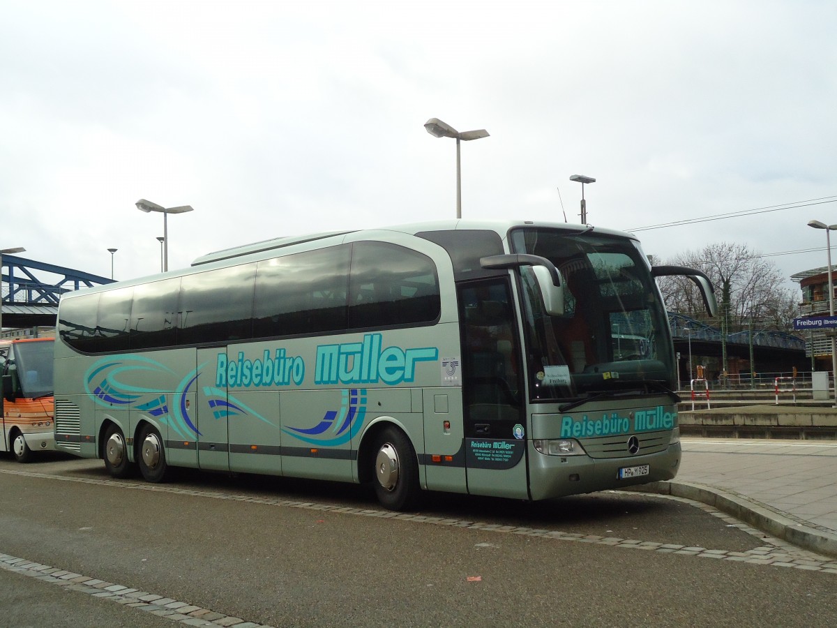 (131'569) - M�ller, Mannheim - HP-M 925 - Mercedes am 11. Dezember 2010 beim Bahnhof Freiburg