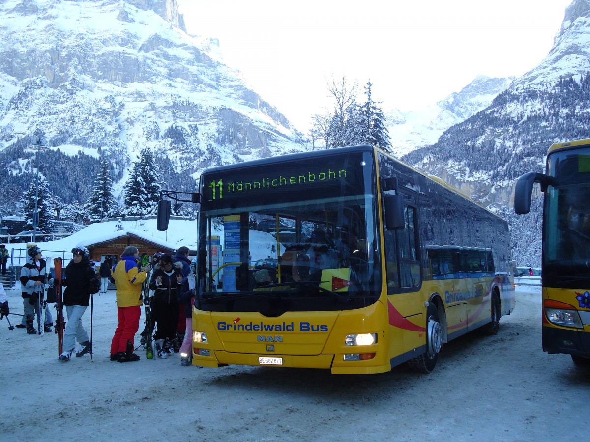 (131'862) - AVG Grindelwald - Nr. 18/BE 382'871 - MAN/G�ppel am 31. Dezember 2010 beim Bahnhof Grindelwald