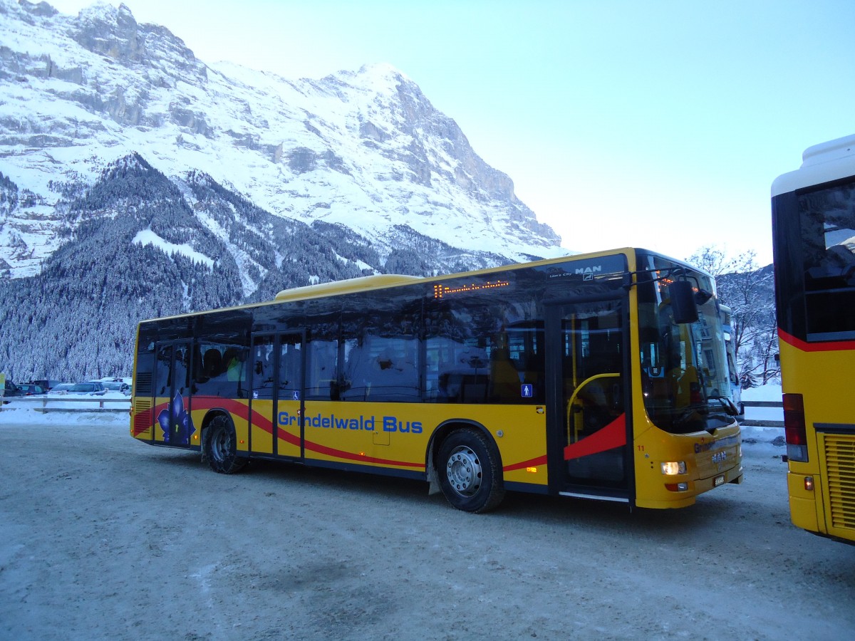 (131'872) - AVG Grindelwald - Nr. 11/BE 261'865 - MAN/G�ppel am 31. Dezember 2010 beim Bahnhof Grindelwald