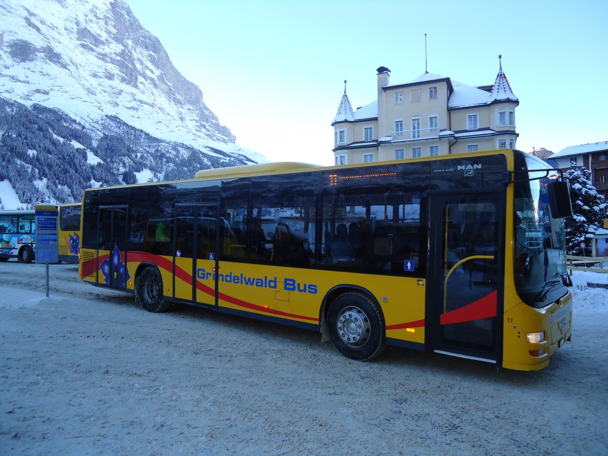 (131'874) - AVG Grindelwald - Nr. 11/BE 261'865 - MAN/G�ppel am 31. Dezember 2010 beim Bahnhof Grindelwald