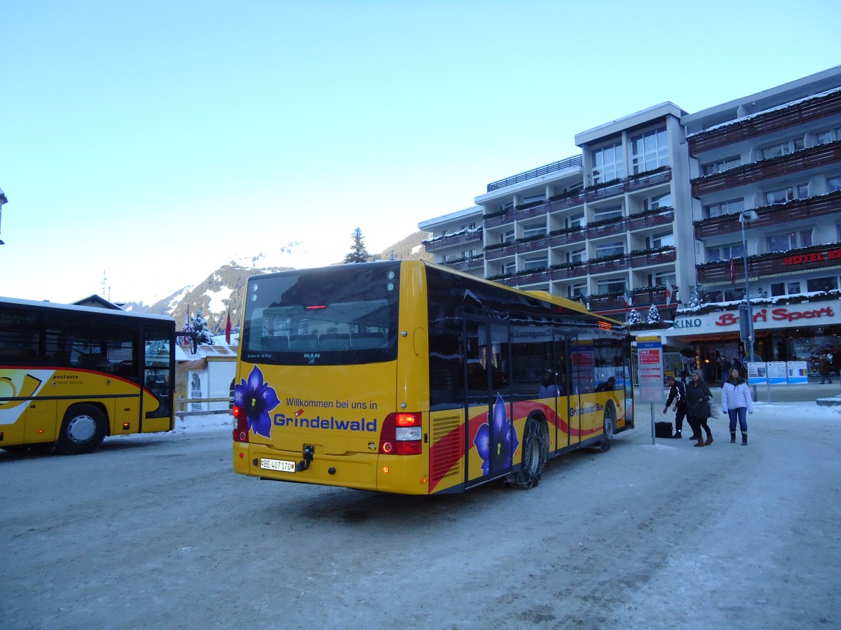 (131'904) - AVG Grindelwald - Nr. 13/BE 407'170 - MAN/G�ppel am 31. Dezember 2010 beim Bahnhof Grindelwald