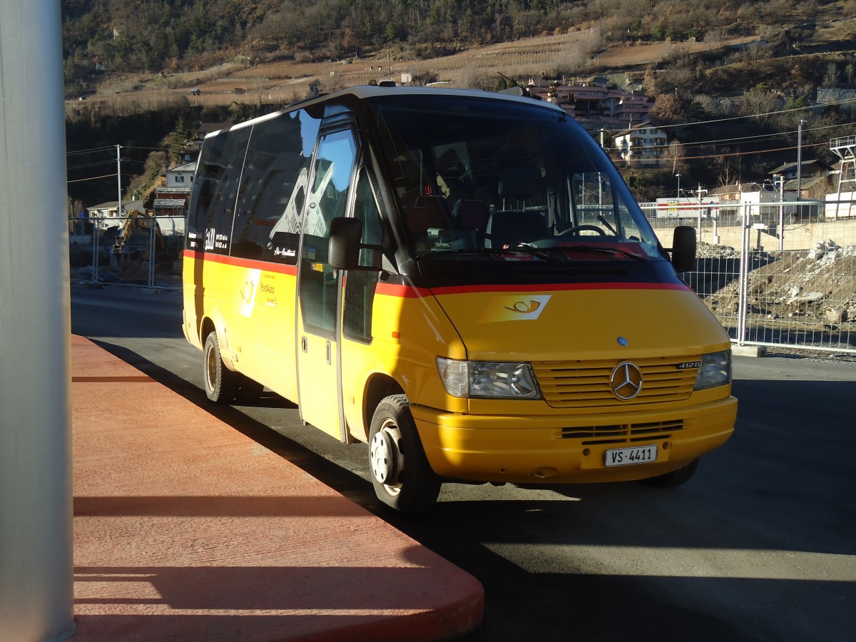 (132'336) - Autotour, Visp - VS 4411 - Mercedes (ex Lehner, B�rchen) am 16. Januar 2011 beim Bahnhof Visp