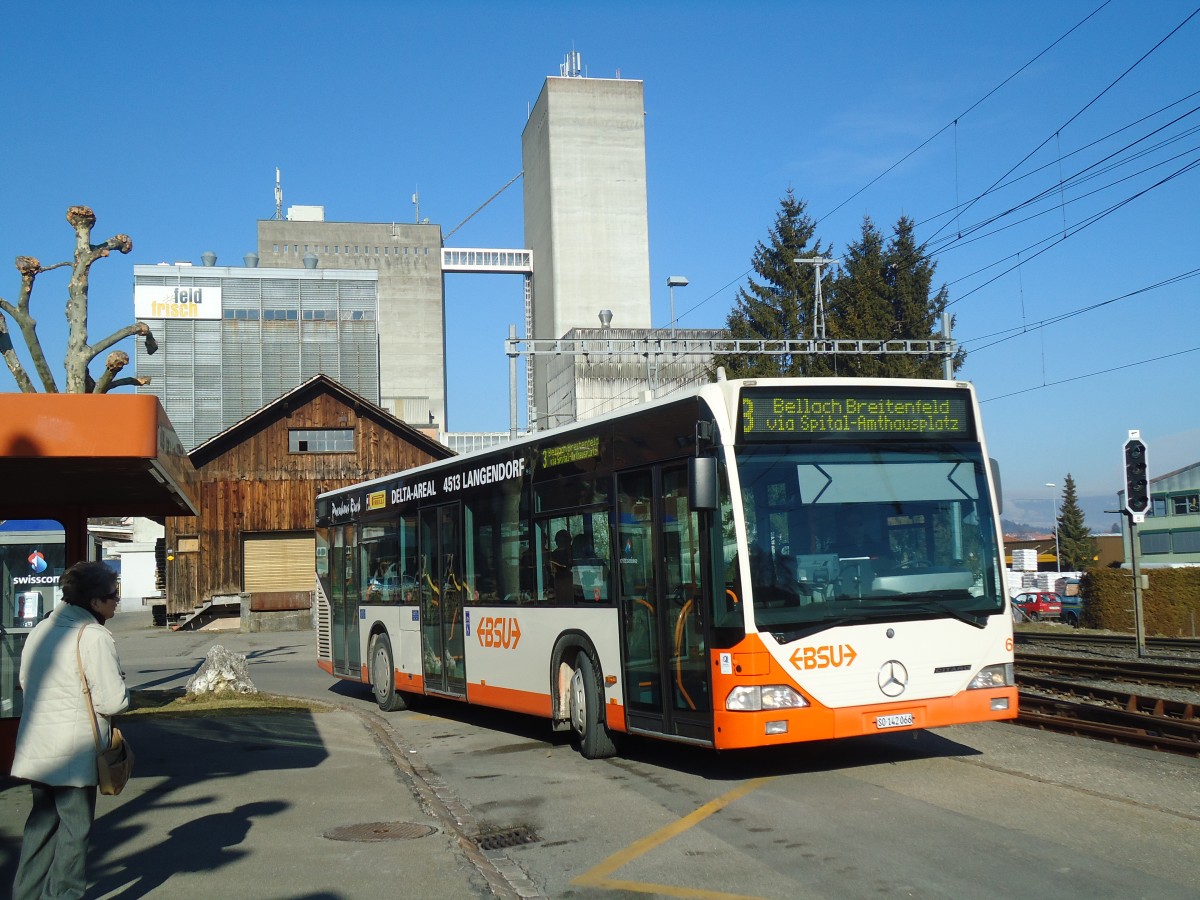 (132'444) - BSU Solothurn - Nr. 66/SO 142'066 - Mercedes am 24. Januar 2011 beim Bahnhof Lohn-L�terkofen