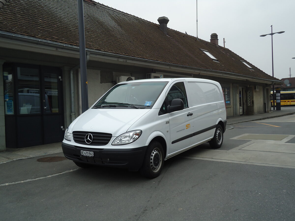 (132'678) - STI Thun - Nr. 306/BE 470'945 - Mercedes am 7. M�rz 2011 beim Bahnhof Thun