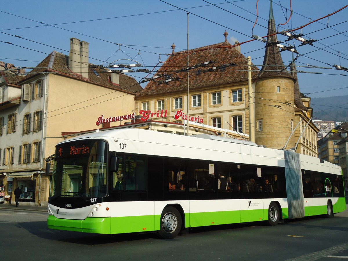 (132'746) - TN Neuch�tel - Nr. 137 - Hess/Hess Gelenktrolleybus am 8. M�rz 2011 in Neuch�tel, Place Pury