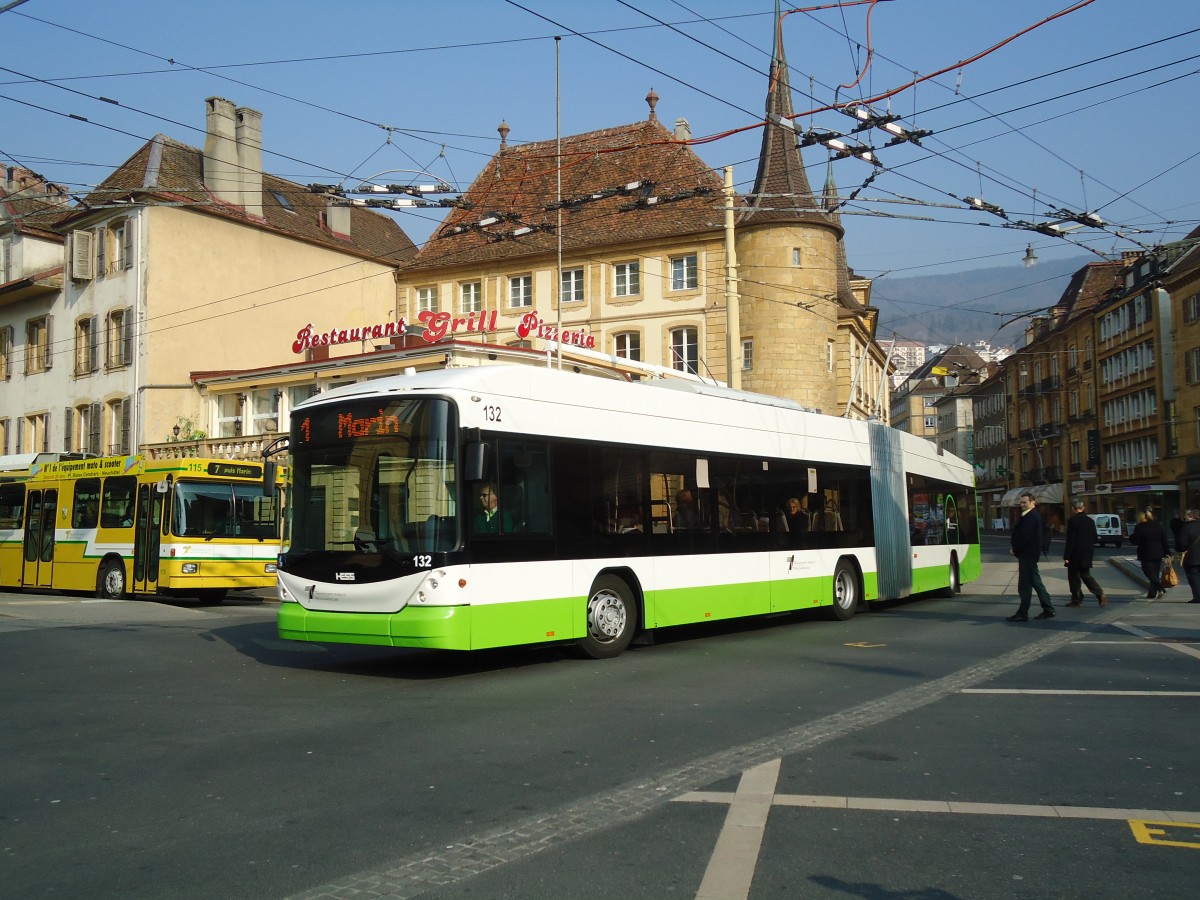 (132'755) - TN Neuch�tel - Nr. 132 - Hess/Hess Gelenktrolleybus am 8. M�rz 2011 in Neuch�tel, Place Pury