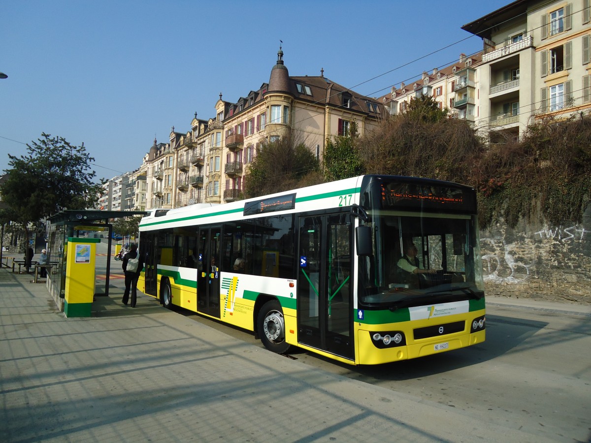 (132'758) - TN Neuch�tel - Nr. 217/NE 99'217 - Volvo am 8. M�rz 2011 beim Bahnhof Neuch�tel