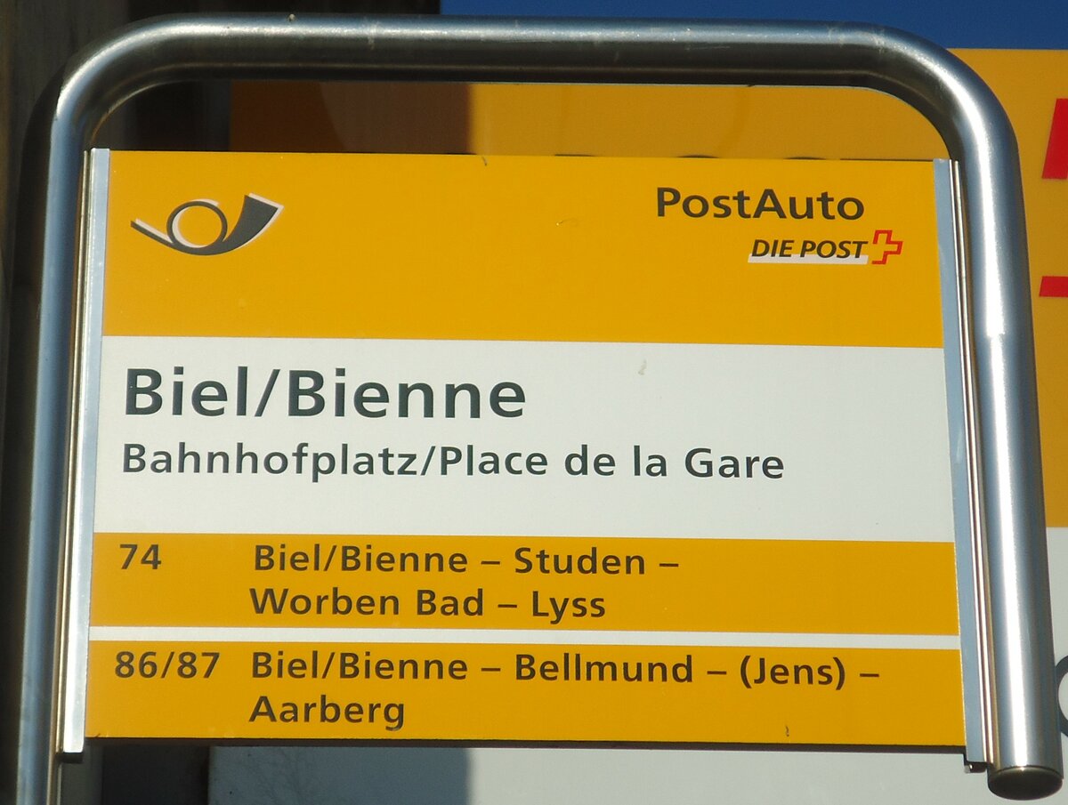 (132'783) - PostAuto-Haltestellenschild - Biel/Bienne, Bahnhofplatz/Place de la Gare - am 9. M�rz 2011
