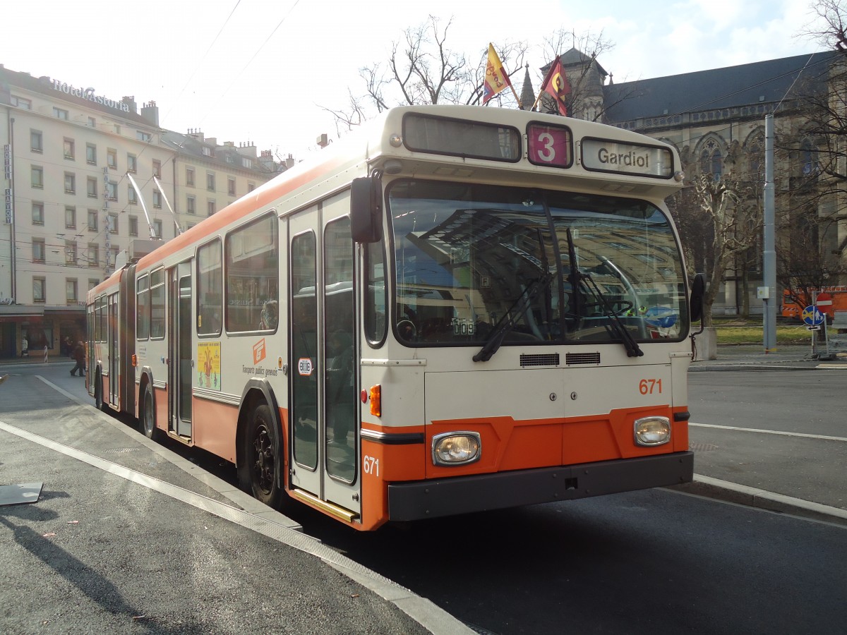 (132'819) - TPG Gen�ve - Nr. 671 - Saurer/Hess Gelenktrolleybus am 10. M�rz 2011 beim Bahnhof Gen�ve