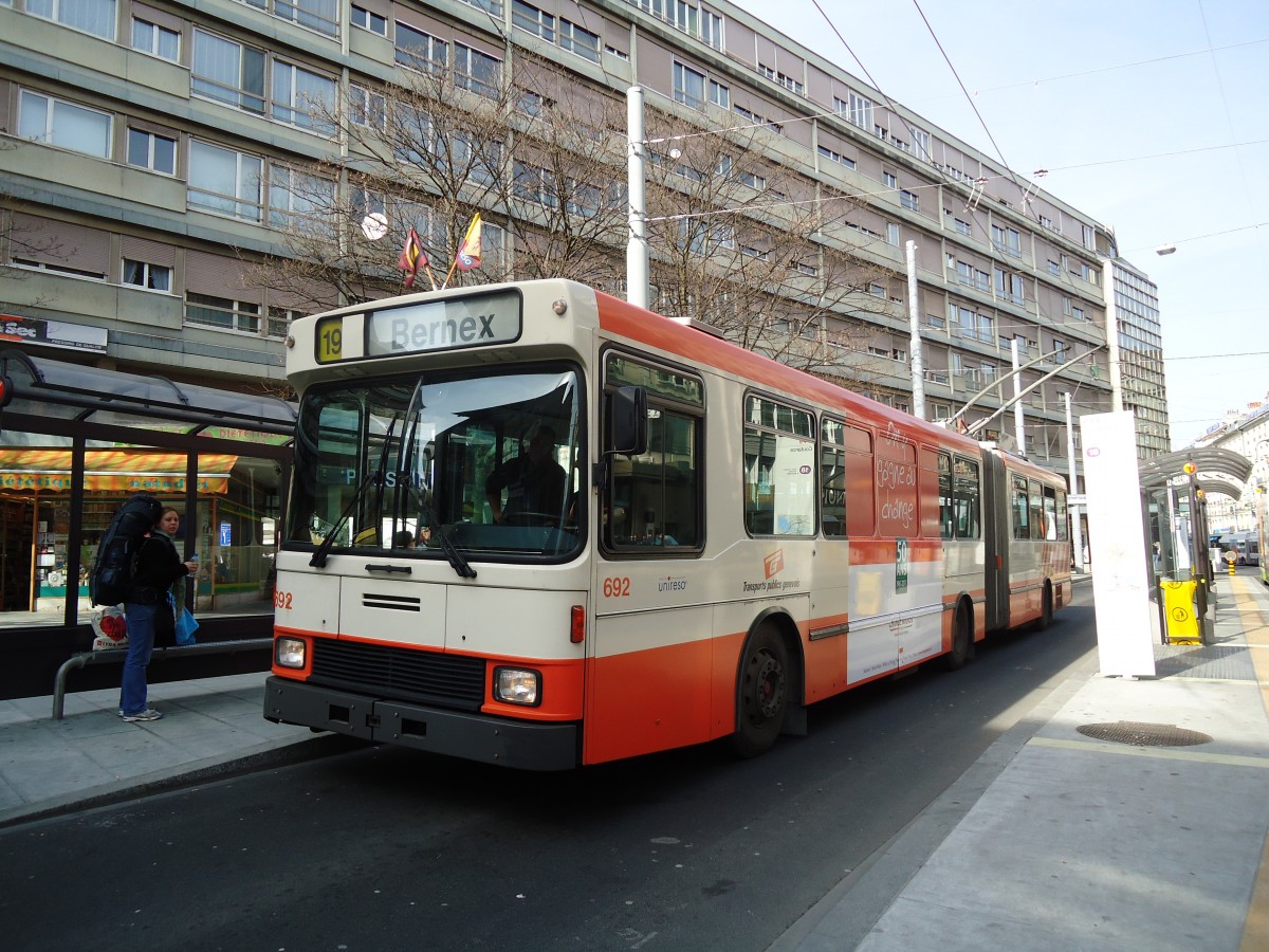 (132'890) - TPG Gen�ve - Nr. 692 - NAW/Hess Gelenktrolleybus am 10. M�rz 2011 in Gen�ve, Coutance