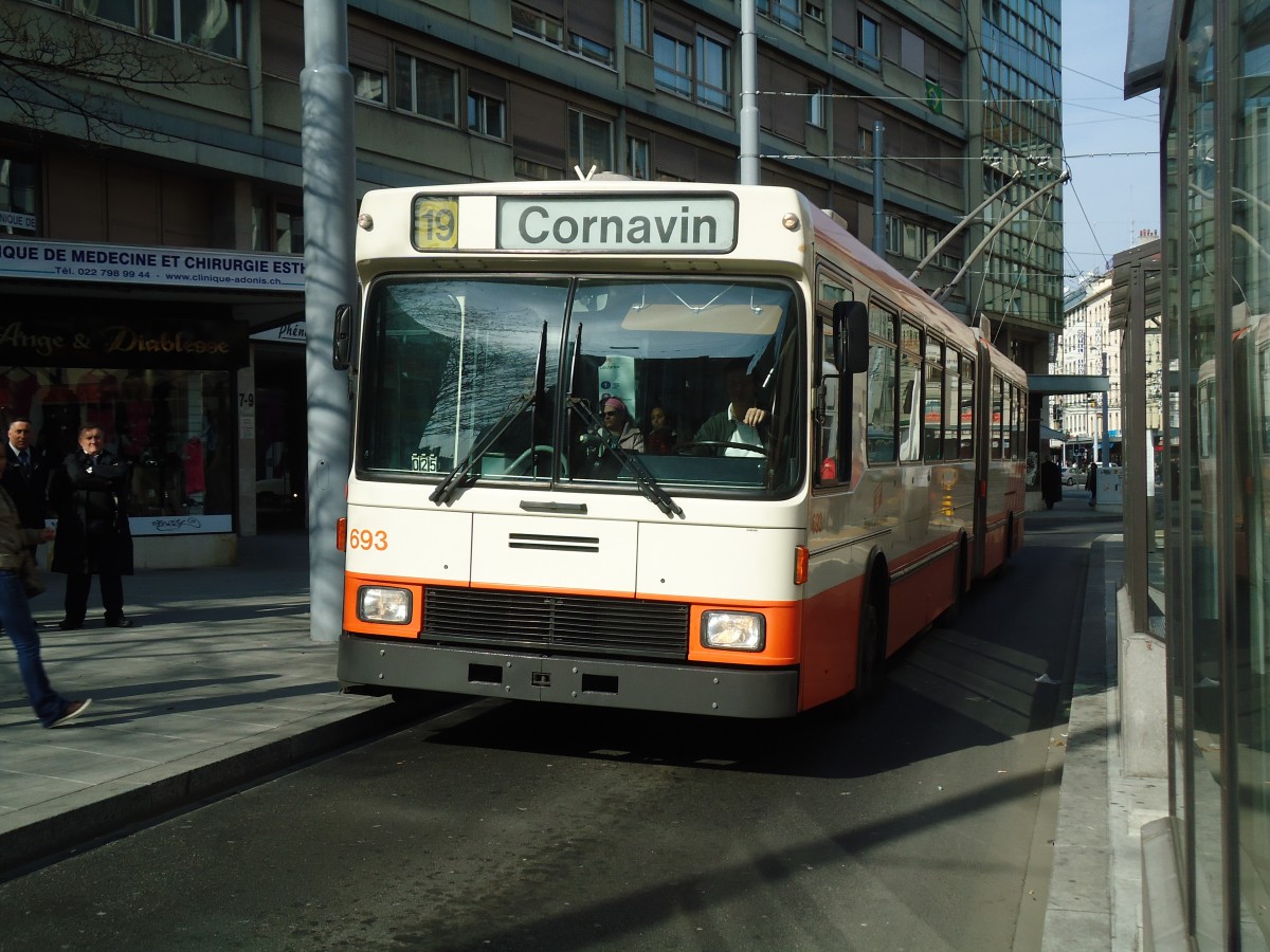 (132'929) - TPG Gen�ve - Nr. 693 - NAW/Hess Gelenktrolleybus am 10. M�rz 2011 in Gen�ve, Coutance