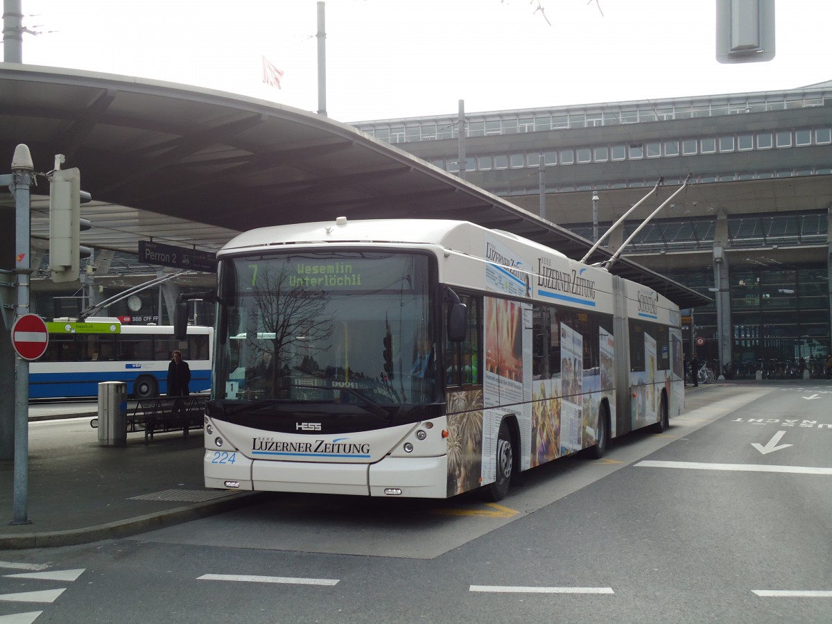 (132'986) - VBL Luzern - Nr. 224 - Hess/Hess Gelenktrolleybus am 11. M�rz 2011 beim Bahnhof Luzern