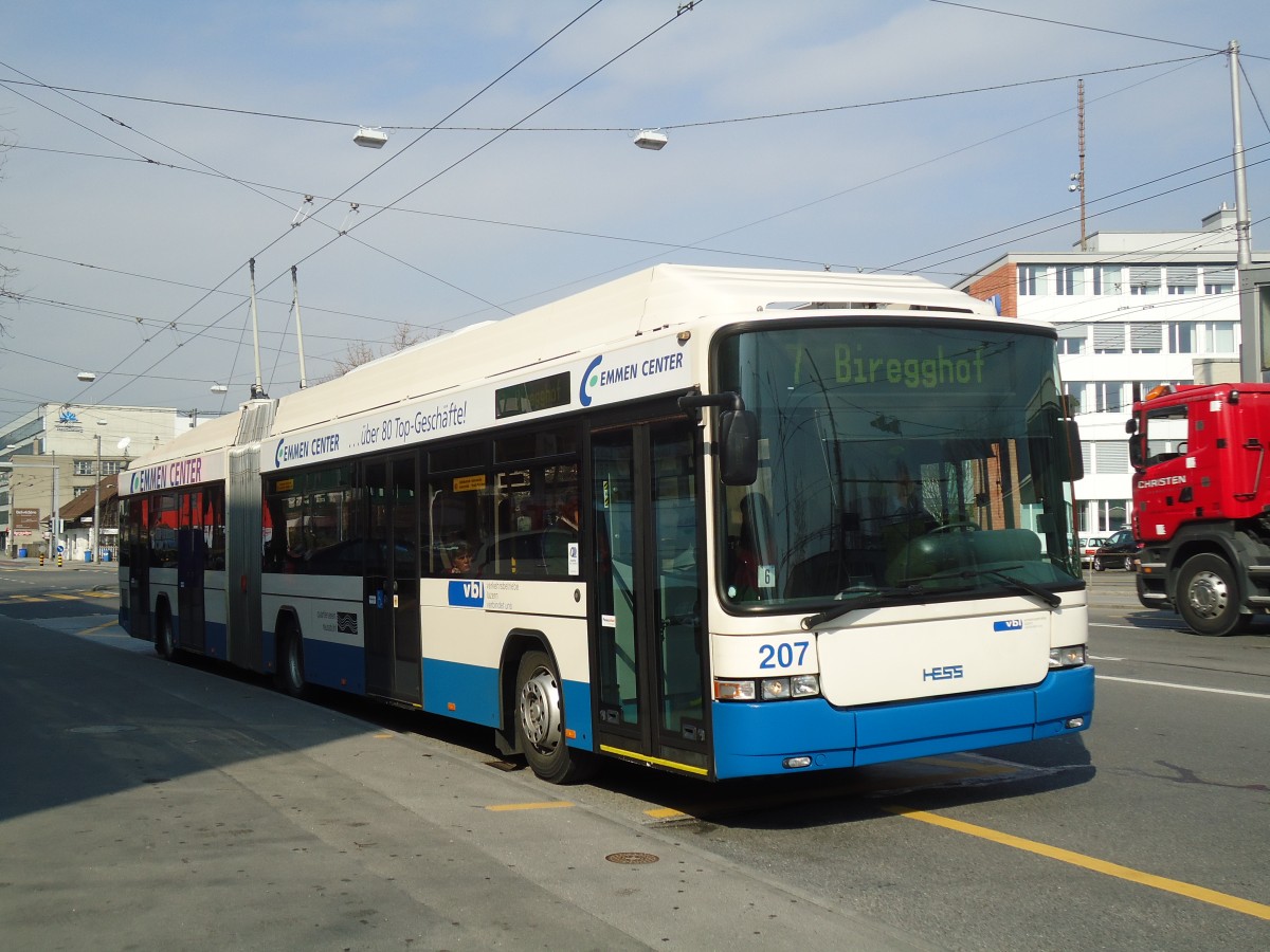 (132'996) - VBL Luzern - Nr. 207 - Hess/Hess Gelenktrolleybus am 11. M�rz 2011 in Luzern, Weinbergli