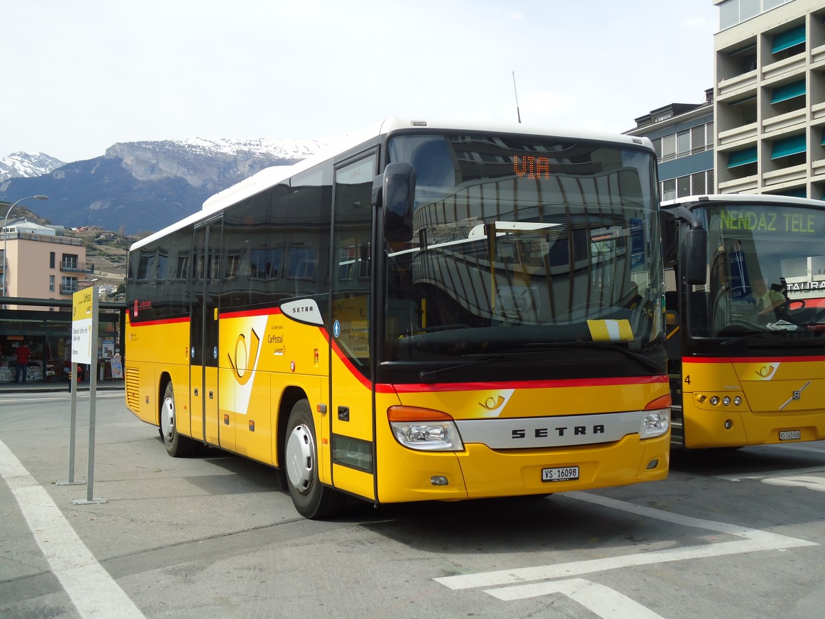 (133'196) - Ev�quoz, Erde - VS 16'098 - Setra am 3. April 2011 beim Bahnhof Sion