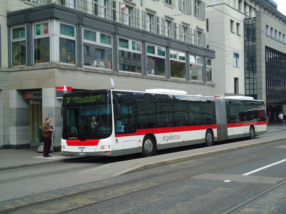(133'242) - St. Gallerbus, St. Gallen - Nr. 286/SG 198'286 - MAN am 13. April 2011 in St. Gallen, Marktplatz