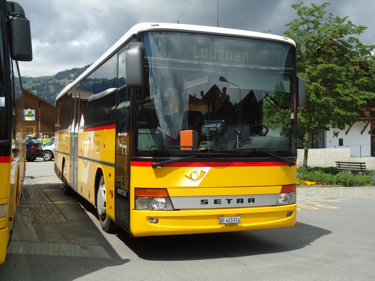 (133'665) - K�bli, Gstaad - BE 403'014 - Setra am 15. Mai 2011 beim Bahnhof Gstaad