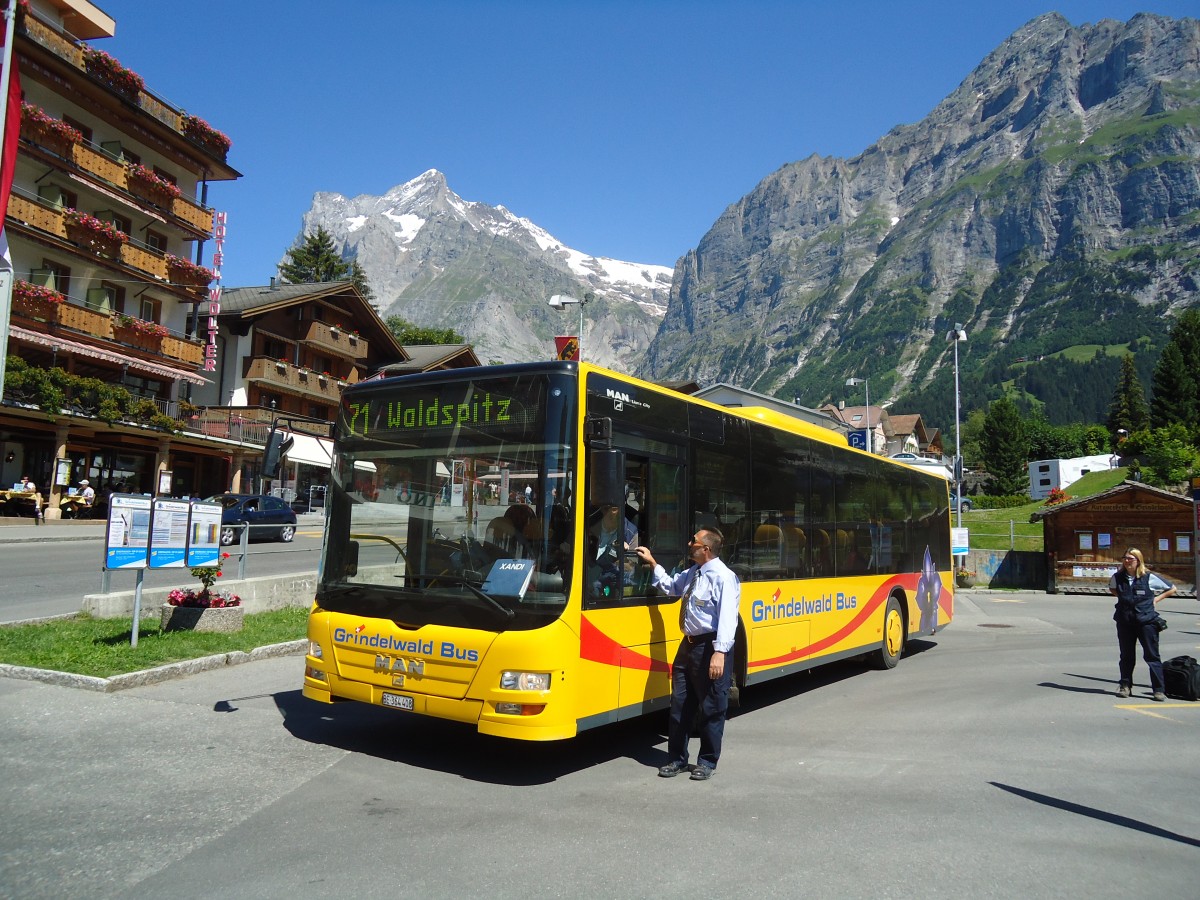 (134'762) - AVG Grindelwald - Nr. 24/BE 364'408 - MAN/G�ppel am 3. Juli 2011 beim Bahnhof Grindelwald 
